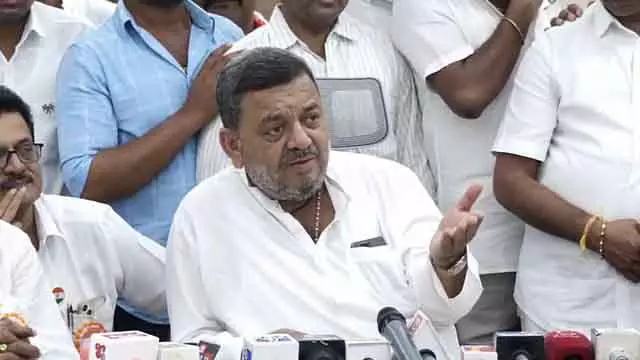 मंत्री SS मल्लिकार्जुन सदन को गलत जानकारी देने के कारण मुश्किल में फंसे: BJP विधायकों ने उनकी पिटाई की मंत्री SS मल्लिकार्जुन सदन को गलत जानकारी देने के कारण मुश्किल में फंसे: BJP विधायकों ने उनकी पिटाई की