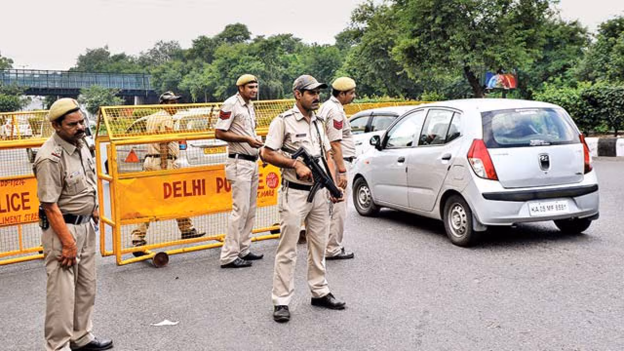 New Delhi: कानून व्यवस्था के मद्देनज़र दिल्ली में हाई अलर्ट, छुट्टियां रद्द New Delhi: कानून व्यवस्था के मद्देनज़र दिल्ली में हाई अलर्ट, छुट्टियां रद्द