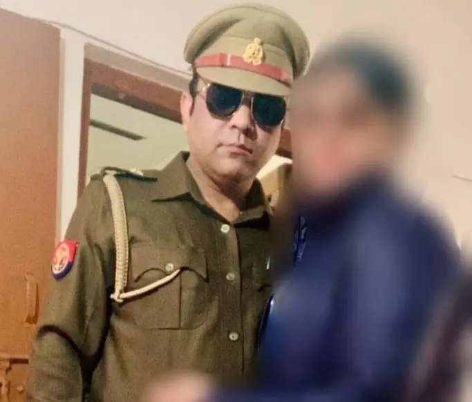 Lakhimpur Kheri: सीओ स्टेनो पर शादी को लेकर आरोप, लखीमपुर में जांच Lakhimpur Kheri: सीओ स्टेनो पर शादी को लेकर आरोप, लखीमपुर में जांच