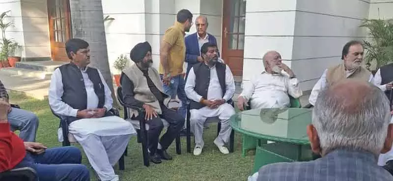 Srinagar पार्टी नेताओं ने डॉ. फारूक से मिलकर उनका हालचाल पूछा Srinagar पार्टी नेताओं ने डॉ. फारूक से मिलकर उनका हालचाल पूछा