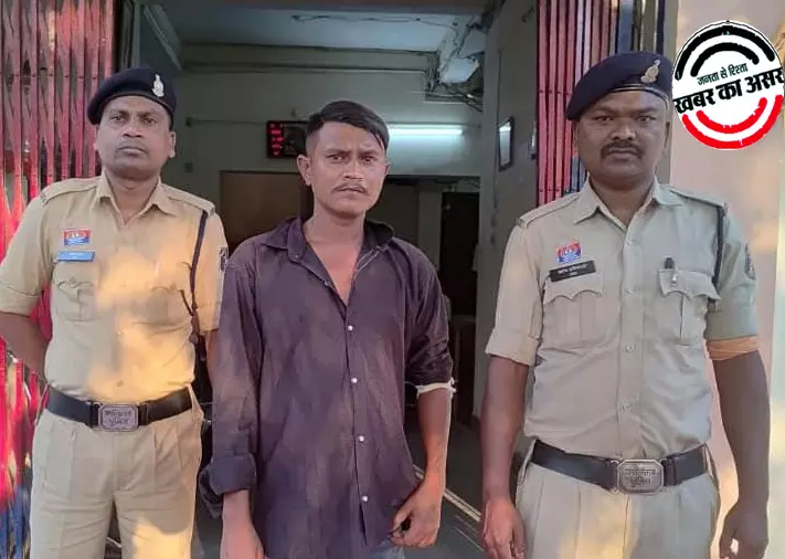 मुक्तिधाम के पास गांजा बेचते 2 लड़के गिरफ्तार, 29 हजार का माल जब्त मुक्तिधाम के पास गांजा बेचते 2 लड़के गिरफ्तार, 29 हजार का माल जब्त