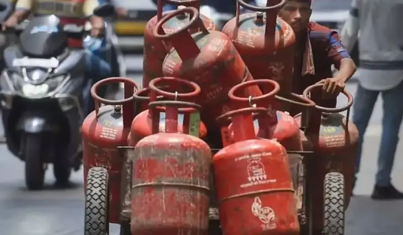 New Delhi: गैस सिलेंडर की कमी से संसद कैंटीन में सेवाएं प्रभावित New Delhi: गैस सिलेंडर की कमी से संसद कैंटीन में सेवाएं प्रभावित