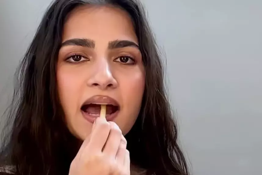 Rukmini Vasanth मानती हैं कि उन्हें हेल्दी खाने के बजाय फ्राइज़ और बर्गर ज़्यादा पसंद Rukmini Vasanth मानती हैं कि उन्हें हेल्दी खाने के बजाय फ्राइज़ और बर्गर ज़्यादा पसंद