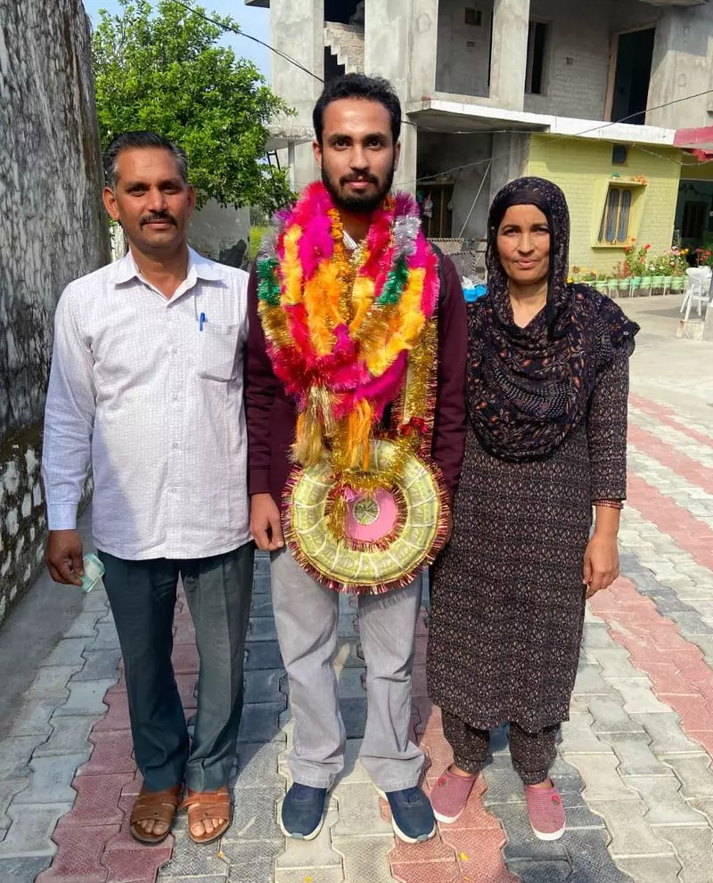 हिमाचल के एक फेरीवाले का बेटा Haryana में असिस्टेंट प्रोफेसर के तौर पर चयनित हिमाचल के एक फेरीवाले का बेटा Haryana में असिस्टेंट प्रोफेसर के तौर पर चयनित