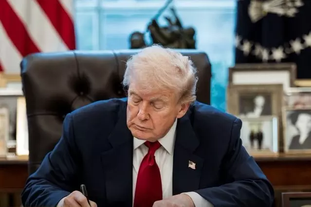 Trump ने नकली ‘मेड इन अमेरिका’ पर शिकंजा कसा Trump ने नकली ‘मेड इन अमेरिका’ पर शिकंजा कसा