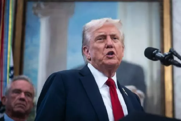 US डेमोक्रेट्स ने ट्रंप और रूस पर तेल प्रतिबंधों में दी गई ढील की कड़ी आलोचना की US डेमोक्रेट्स ने ट्रंप और रूस पर तेल प्रतिबंधों में दी गई ढील की कड़ी आलोचना की
