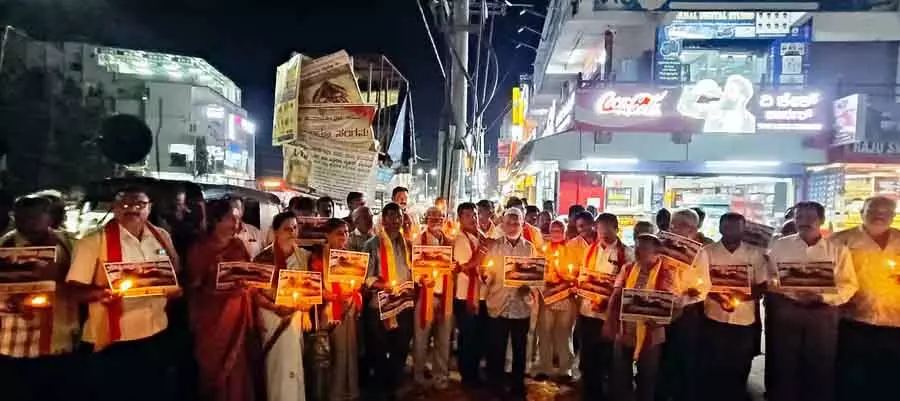 Channapatna : युद्ध समाप्त करने की मांग को लेकर मोमबत्ती जुलूस Channapatna : युद्ध समाप्त करने की मांग को लेकर मोमबत्ती जुलूस