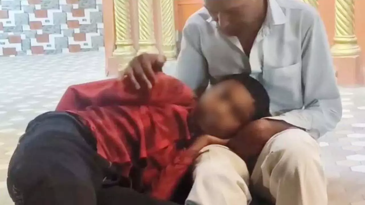 कुत्ते के काटने के बाद किशोर में आया भयानक बदलाव, परिजन सदमे में कुत्ते के काटने के बाद किशोर में आया भयानक बदलाव, परिजन सदमे में