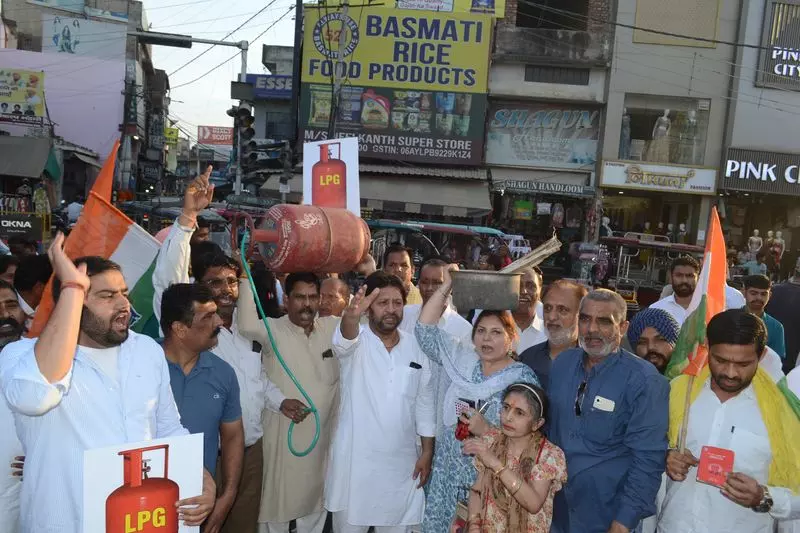 करनाल में LPG की कमी और कीमतों में बढ़ोतरी के खिलाफ कांग्रेस का प्रदर्शन करनाल में LPG की कमी और कीमतों में बढ़ोतरी के खिलाफ कांग्रेस का प्रदर्शन