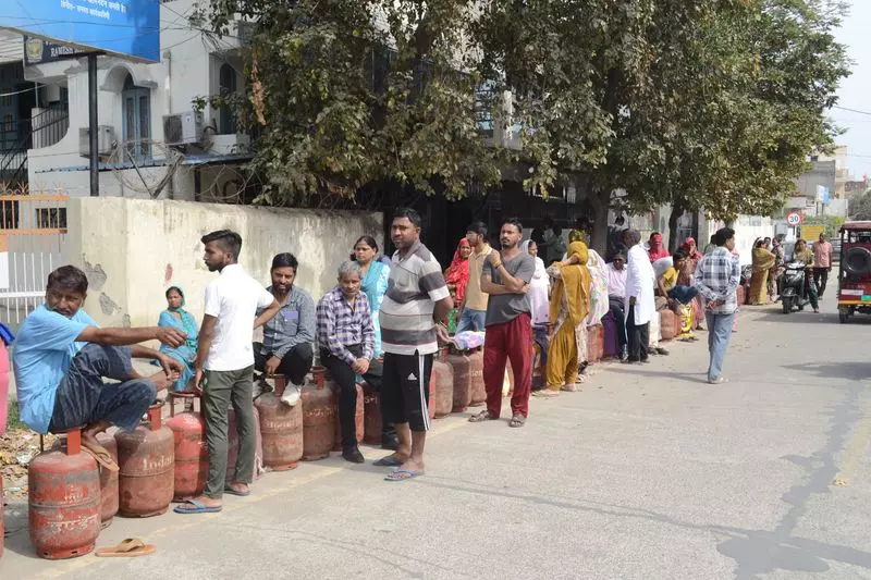 LPG का संकट सप्लाई ठप होने से करनाल के लोग परेशान LPG का संकट सप्लाई ठप होने से करनाल के लोग परेशान