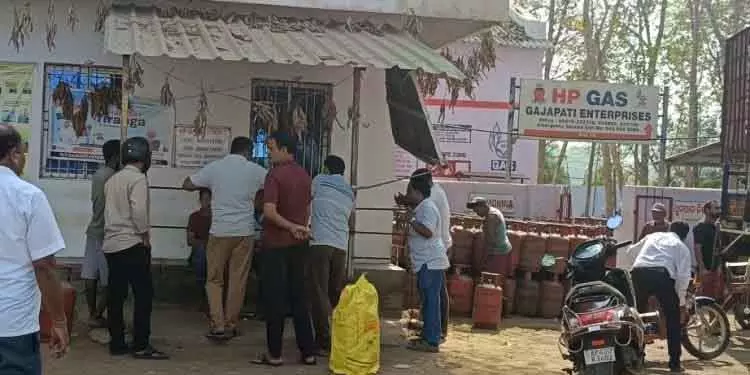 Paralakhemundi LPG की कमी के कारण खाने की दुकानें बंद करनी पड़ीं Paralakhemundi LPG की कमी के कारण खाने की दुकानें बंद करनी पड़ीं