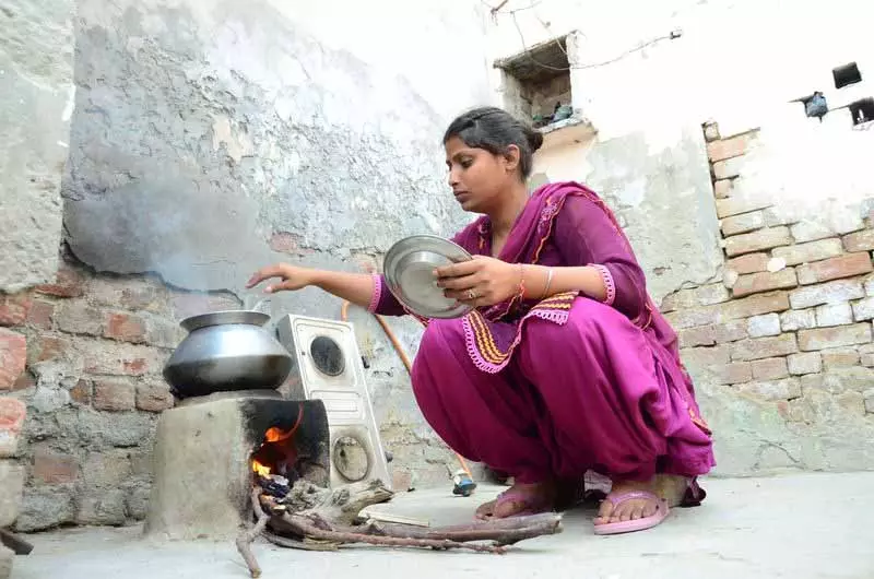 LPG की किल्लत से पंजाब और हिमाचल के भीतरी इलाकों में फिर से चूल्हे जल उठे LPG की किल्लत से पंजाब और हिमाचल के भीतरी इलाकों में फिर से चूल्हे जल उठे