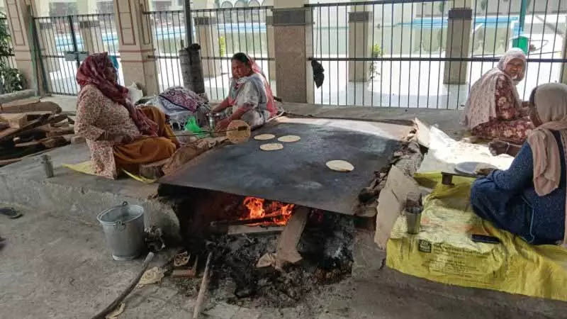 Faridkot में गैस सिलिंडरों की किल्लत, गुरुद्वारों ने लंगर के लिए लकड़ी का इस्तेमाल शुरू किया Faridkot में गैस सिलिंडरों की किल्लत, गुरुद्वारों ने लंगर के लिए लकड़ी का इस्तेमाल शुरू किया