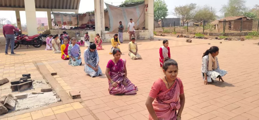 तपती जमीन में लेटकर डीएड अभ्यर्थियों ने की दंडवती यात्रा, मांग सुन ले सरकार तपती जमीन में लेटकर डीएड अभ्यर्थियों ने की दंडवती यात्रा, मांग सुन ले सरकार