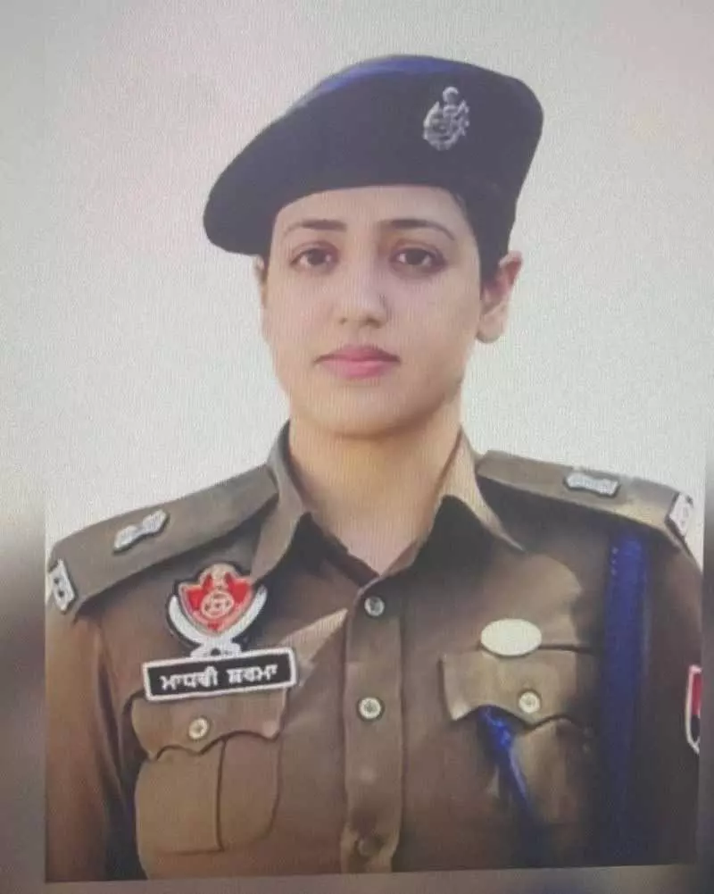 Phagwara में स्कूलों के पास ट्रैफिक नियमों का उल्लंघन करने पर 33 वाहनों का चालान, 3 जब्त Phagwara में स्कूलों के पास ट्रैफिक नियमों का उल्लंघन करने पर 33 वाहनों का चालान, 3 जब्त