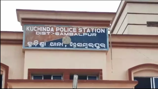 Sambalpur में कार की टक्कर से एक महिला की मौत, पांच घायल Sambalpur में कार की टक्कर से एक महिला की मौत, पांच घायल