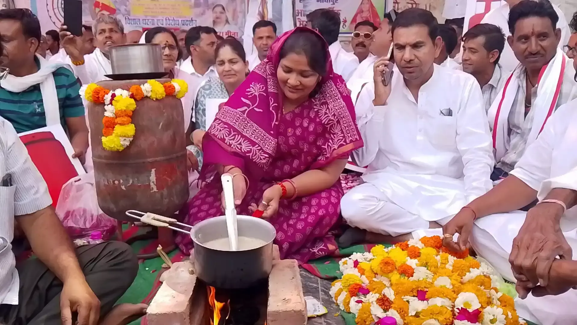Jaipur: गैस किल्लत पर कांग्रेस का अलग अंदाज में प्रदर्शन Jaipur: गैस किल्लत पर कांग्रेस का अलग अंदाज में प्रदर्शन