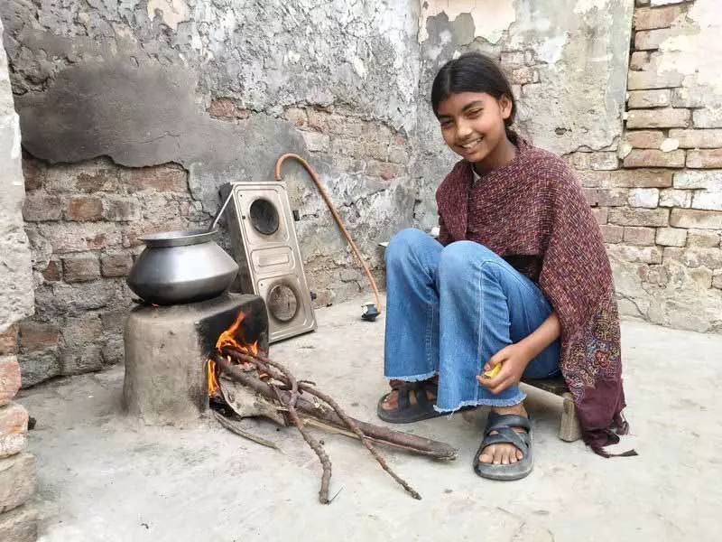 Mehatpur में एलपीजी संकट गहराने पर ग्रामीणों ने चूल्हे का रुख किया Mehatpur में एलपीजी संकट गहराने पर ग्रामीणों ने चूल्हे का रुख किया