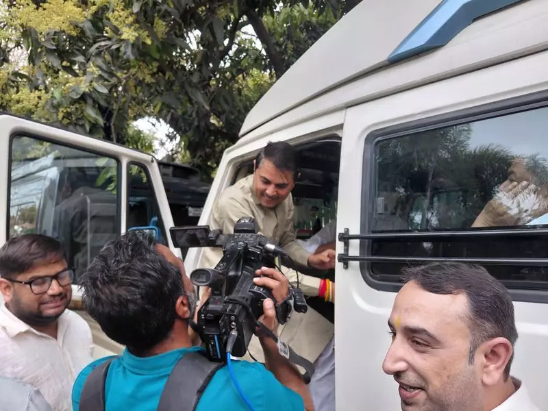 क्रॉस-वोटिंग के डर से, Congress ने राज्यसभा चुनाव से पहले 31 विधायकों को कुफरी भेज दिया क्रॉस-वोटिंग के डर से, Congress ने राज्यसभा चुनाव से पहले 31 विधायकों को कुफरी भेज दिया