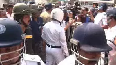 Kolkata में मोदी की रैली से पहले TMC और BJP कार्यकर्ताओं के बीच झड़प Kolkata में मोदी की रैली से पहले TMC और BJP कार्यकर्ताओं के बीच झड़प