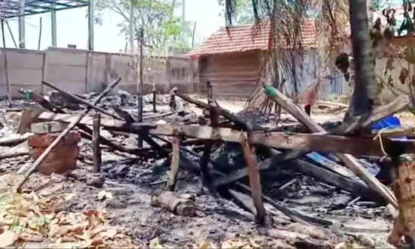 Mukkam तटीय इलाके में आग लगी; करीब पाँच झोपड़ियाँ जलकर खाक Mukkam तटीय इलाके में आग लगी; करीब पाँच झोपड़ियाँ जलकर खाक