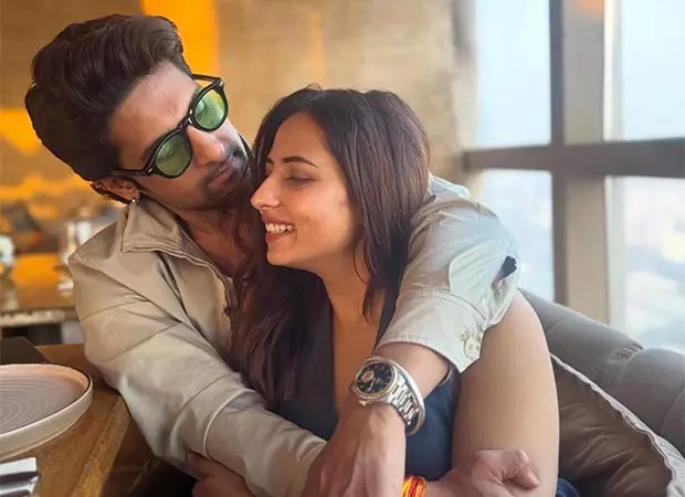 Ravie Dubey काम पर जाने से पहले सरगुन मेहता को जगाकर उनके चेहरे पर मुस्कान लाते Ravie Dubey काम पर जाने से पहले सरगुन मेहता को जगाकर उनके चेहरे पर मुस्कान लाते