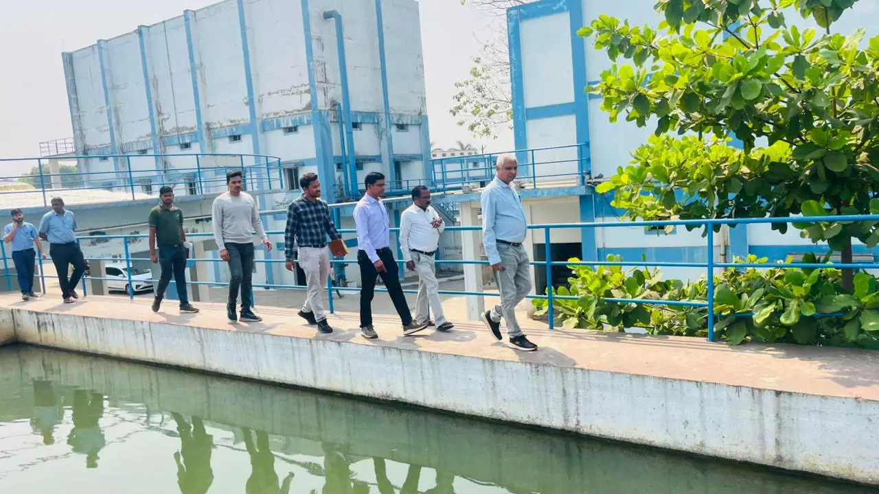 नगर निगम अपर आयुक्त लोकेश्वर साहू ने फिल्टर प्लांट की व्यवस्था देखी नगर निगम अपर आयुक्त लोकेश्वर साहू ने फिल्टर प्लांट की व्यवस्था देखी
