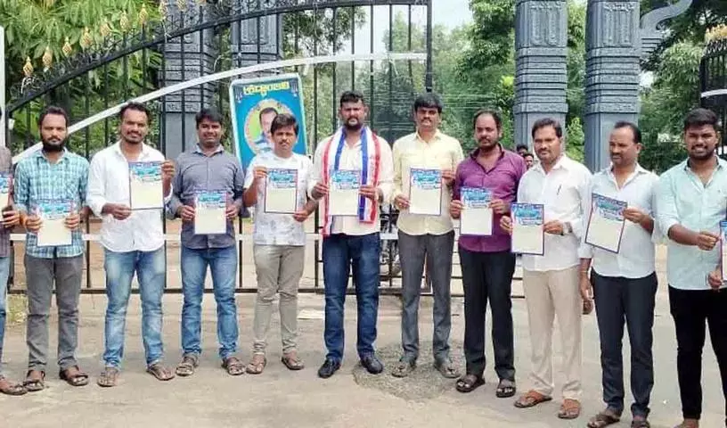 BC के छात्रों ने पर्चे बांटे, फीस सुधार की मांग की BC के छात्रों ने पर्चे बांटे, फीस सुधार की मांग की