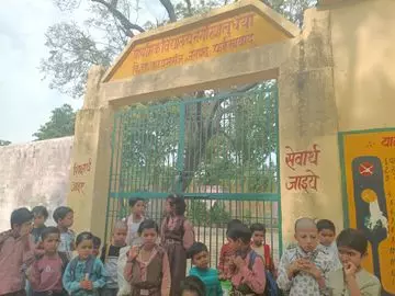 Farrukhabad: स्टाफ की लापरवाही, स्कूल गेट पर खड़े रहे छोटे बच्चे Farrukhabad: स्टाफ की लापरवाही, स्कूल गेट पर खड़े रहे छोटे बच्चे