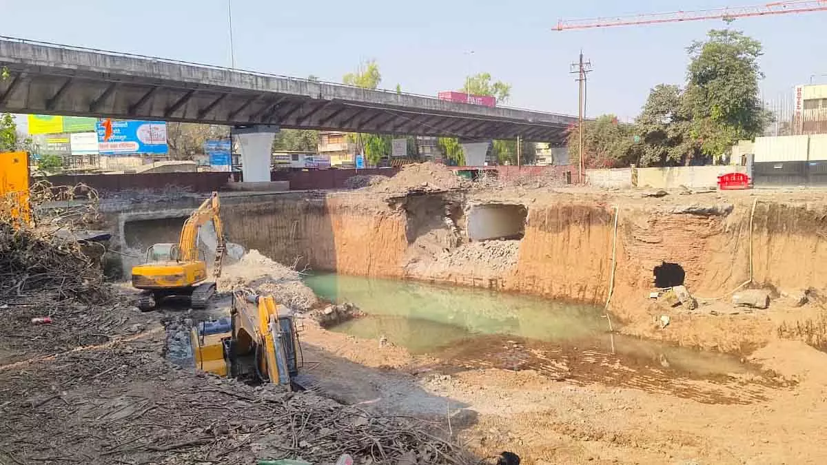 Nashik : द्वारका सर्कल पर अंडरपास के काम के दौरान 125 साल पुराना कुआँ मिला Nashik : द्वारका सर्कल पर अंडरपास के काम के दौरान 125 साल पुराना कुआँ मिला