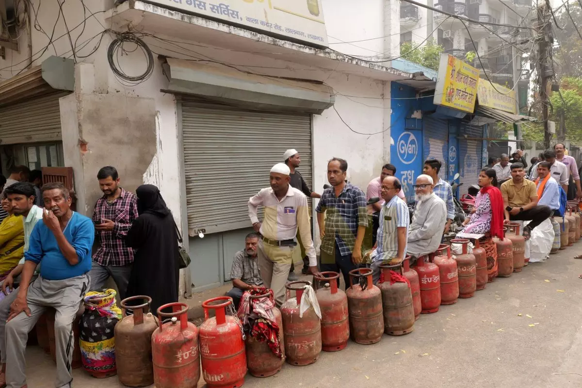 Kannauj: गैस सिलेंडर की किल्लत, एजेंसी पर लगी लंबी कतार Kannauj: गैस सिलेंडर की किल्लत, एजेंसी पर लगी लंबी कतार