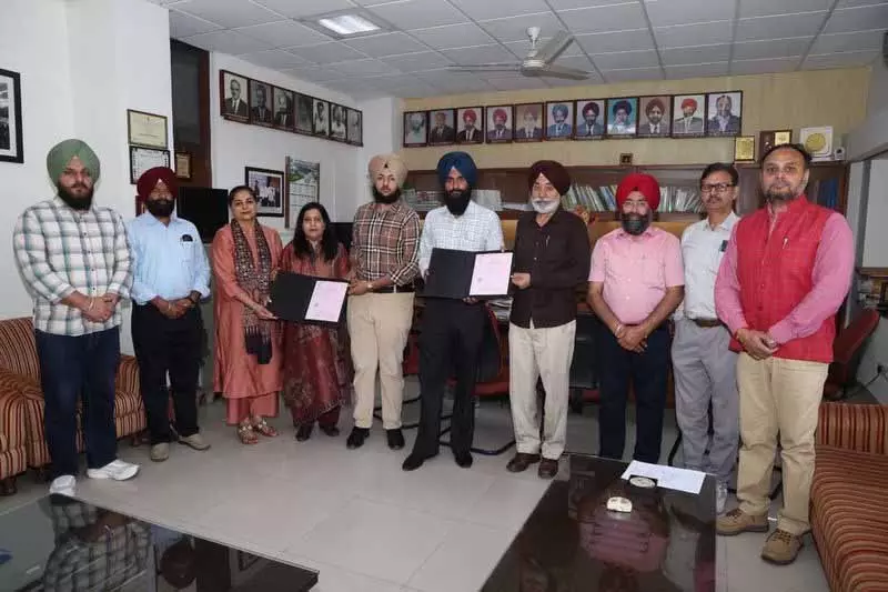 PAU ने विटामिन D से भरपूर मशरूम पाउडर की तकनीक का व्यवसायीकरण किया PAU ने विटामिन D से भरपूर मशरूम पाउडर की तकनीक का व्यवसायीकरण किया