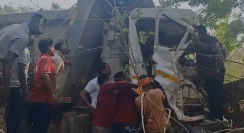 जगदलपुर में दुकान में जा घुसा तेज रफ्तार हाईवा, ड्राइवर की हालत नाजुक जगदलपुर में दुकान में जा घुसा तेज रफ्तार हाईवा, ड्राइवर की हालत नाजुक