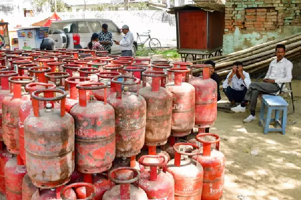 सरकार का दावा: घरेलू LPG उत्पादन 30% बढ़ा, भारत में ईंधन की पर्याप्त आपूर्ति सरकार का दावा: घरेलू LPG उत्पादन 30% बढ़ा, भारत में ईंधन की पर्याप्त आपूर्ति
