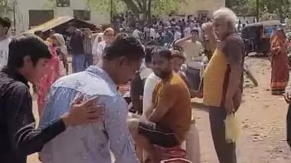 MP LPG संकट: रायसेन में गुस्साए ग्राहकों ने खाली सिलेंडरों से सड़क जाम की MP LPG संकट: रायसेन में गुस्साए ग्राहकों ने खाली सिलेंडरों से सड़क जाम की