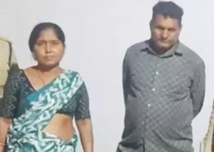 नकली सोना खपाने वाले पति-पत्नी गिरफ्तार, 10 लाख ठग चुके थे दोनों नकली सोना खपाने वाले पति-पत्नी गिरफ्तार, 10 लाख ठग चुके थे दोनों