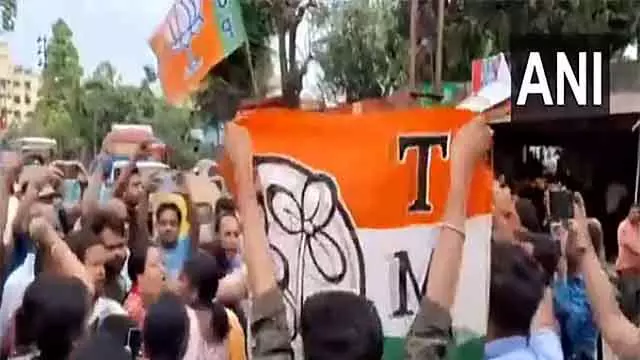 कोलकाता में मोदी की रैली से पहले TMC और BJP कार्यकर्ताओं के बीच झड़प कोलकाता में मोदी की रैली से पहले TMC और BJP कार्यकर्ताओं के बीच झड़प