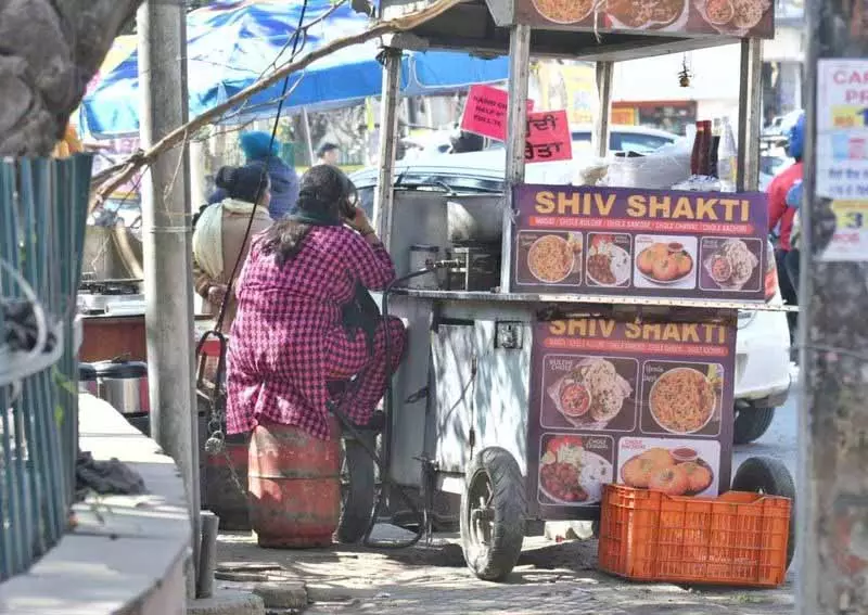 LPG संकट, जमाखोरों के खिलाफ सख्त कार्रवाई करें, SHO को निर्देश LPG संकट, जमाखोरों के खिलाफ सख्त कार्रवाई करें, SHO को निर्देश