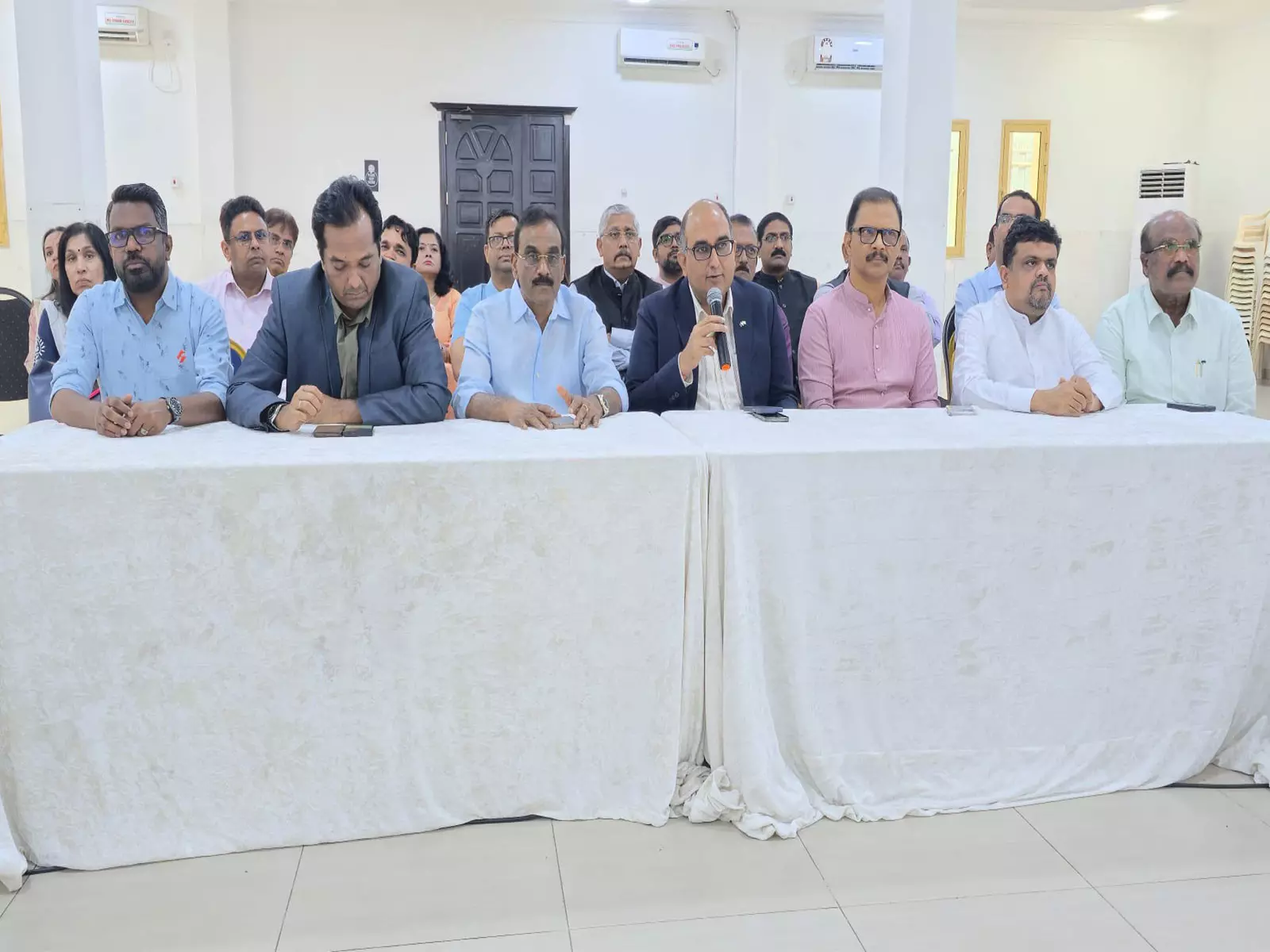 एयरस्पेस पर लगी पाबंदियों के बीच, करीब 500 भारतीय सीमित उड़ानों से Qatar से रवाना हुए एयरस्पेस पर लगी पाबंदियों के बीच, करीब 500 भारतीय सीमित उड़ानों से Qatar से रवाना हुए
