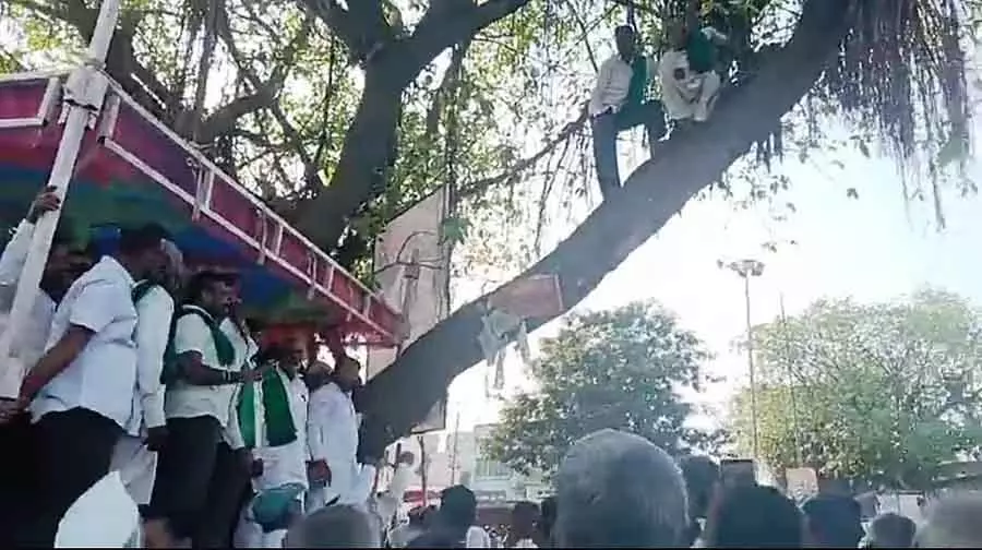 Karnataka : किसान ने पेड़ पर चढ़कर आत्महत्या का प्रयास किया Karnataka : किसान ने पेड़ पर चढ़कर आत्महत्या का प्रयास किया