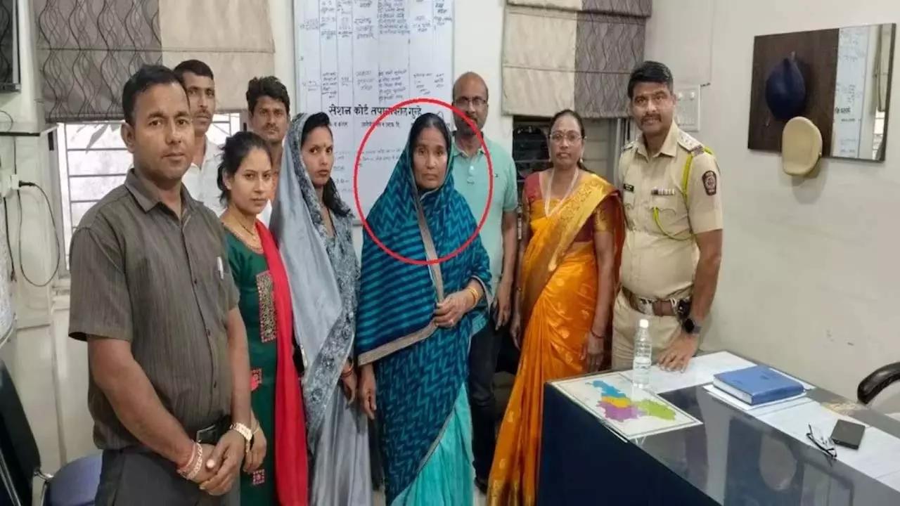 ‘बच्चा चोर’ अफवाह में बुजुर्ग महिला को भीड़ ने बेरहमी से पीटा ‘बच्चा चोर’ अफवाह में बुजुर्ग महिला को भीड़ ने बेरहमी से पीटा