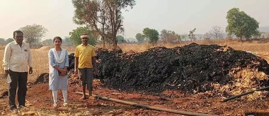 Sandur : घास के ढेर में अचानक आग Sandur : घास के ढेर में अचानक आग