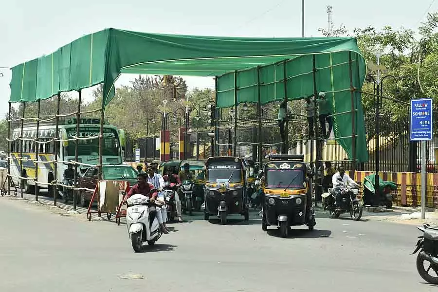 North कर्नाटक के ज़िलों में बढ़ी धूप: यात्रियों के लिए छांव की व्यवस्था North कर्नाटक के ज़िलों में बढ़ी धूप: यात्रियों के लिए छांव की व्यवस्था