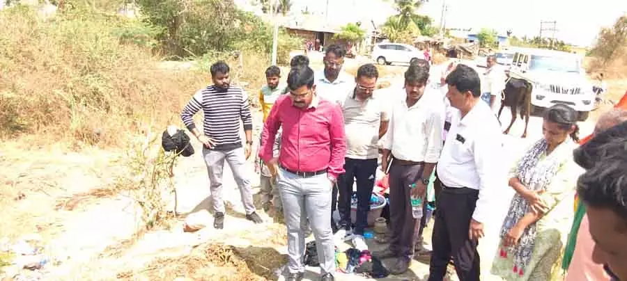 ZP CEO ने पिसरहट्टी का दौरा किया; पानी की समस्या हल हुई ZP CEO ने पिसरहट्टी का दौरा किया; पानी की समस्या हल हुई