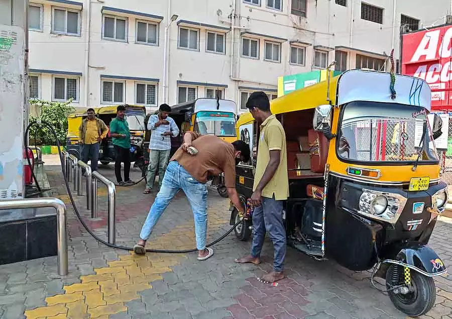 Karnataka : ईंधन की कीमतों में बढ़ोतरी, ऑटो चालक मुश्किल में Karnataka : ईंधन की कीमतों में बढ़ोतरी, ऑटो चालक मुश्किल में