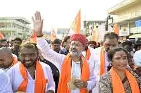 Karimnagar में बंदी संजय की पदयात्रा के दौरान मधुमक्खियों का हमला, 4 कार्यकर्ता घायल Karimnagar में बंदी संजय की पदयात्रा के दौरान मधुमक्खियों का हमला, 4 कार्यकर्ता घायल