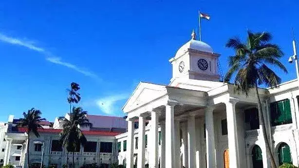 Kerala: शराब के नशे में कार चलाकर सचिवालय में घुसने के आरोप में तीन युवक हिरासत में Kerala: शराब के नशे में कार चलाकर सचिवालय में घुसने के आरोप में तीन युवक हिरासत में