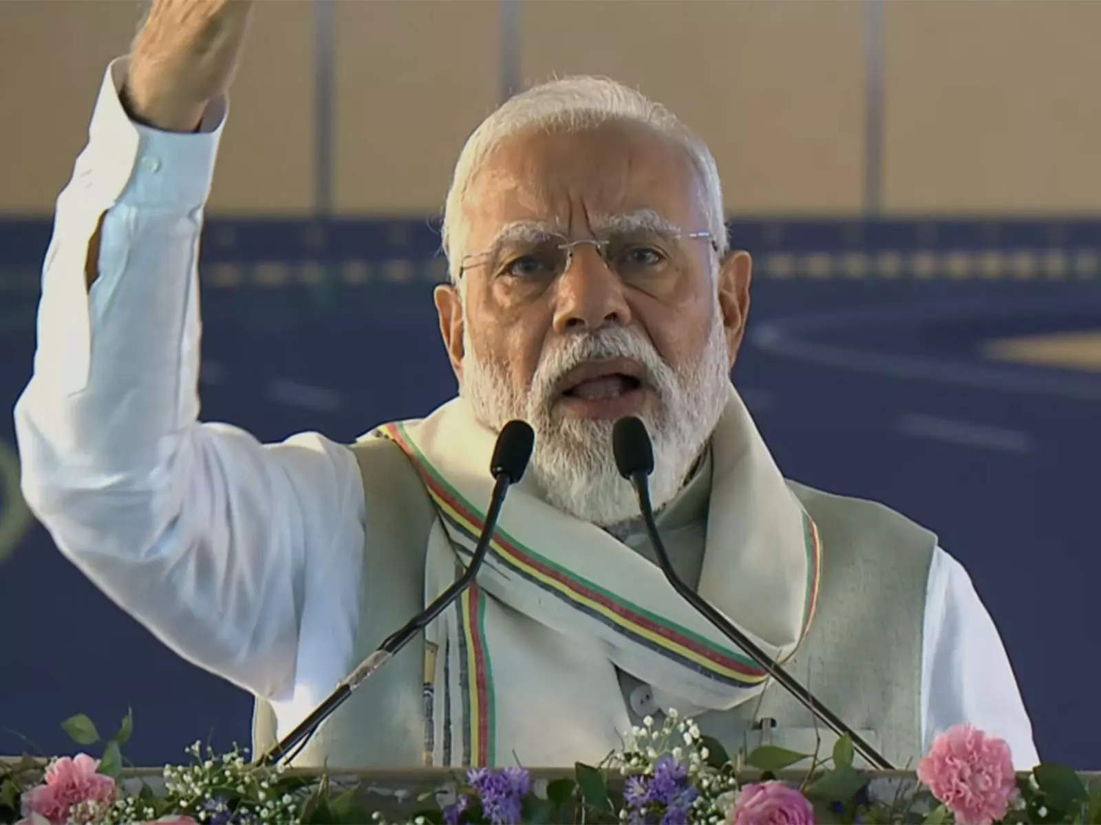 PM मोदी ने असम में कांग्रेस पर साधा निशाना, कहा- हताशा में अपने ही कपड़े फाड़ रही PM मोदी ने असम में कांग्रेस पर साधा निशाना, कहा- हताशा में अपने ही कपड़े फाड़ रही