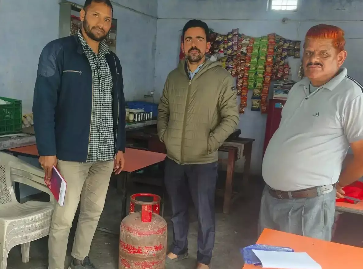 Pauri Garhwal: तहसील परिसर में दो घरेलू गैस सिलेंडर जब्त Pauri Garhwal: तहसील परिसर में दो घरेलू गैस सिलेंडर जब्त