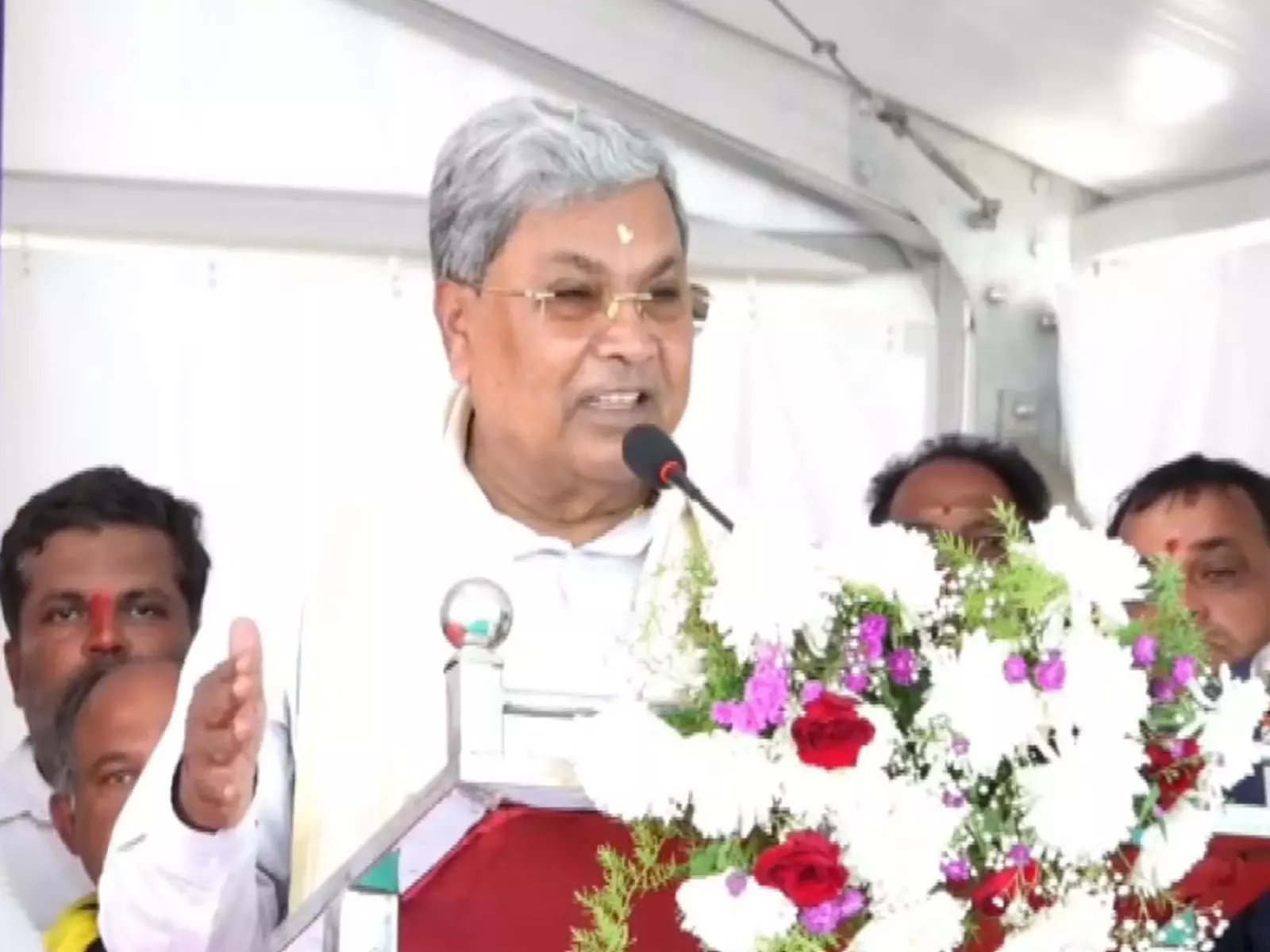 CM सिद्धारमैया ने वरुणा सीट से अपने बेटे के राजनीतिक सफर का समर्थन किया CM सिद्धारमैया ने वरुणा सीट से अपने बेटे के राजनीतिक सफर का समर्थन किया